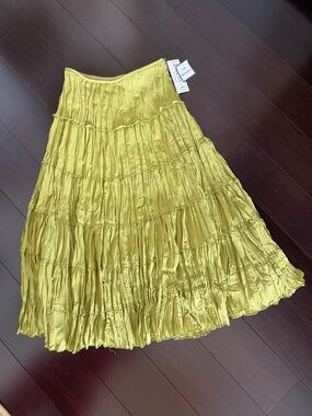 Tiered Crinkle Midi Skirt in Yellow-Green